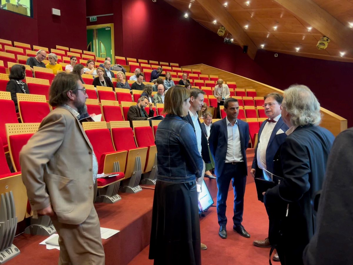 STATEC's tweet photo. 📊🇱🇺 Le #STATEC dévoile l'édition 2024 du rapport « Travail et Cohésion sociale » et passe en revue les chiffres clés lors d'une table ronde avec @MaxHahn_, M. Louis Chauvel, Mme. Ginette Jones, M. Michel Simonis et le Dr. Serge Allegrezza. 🔗 https://t.co/8MeiAihBTD 💡 https://t.co/Fj0mm6JvDG