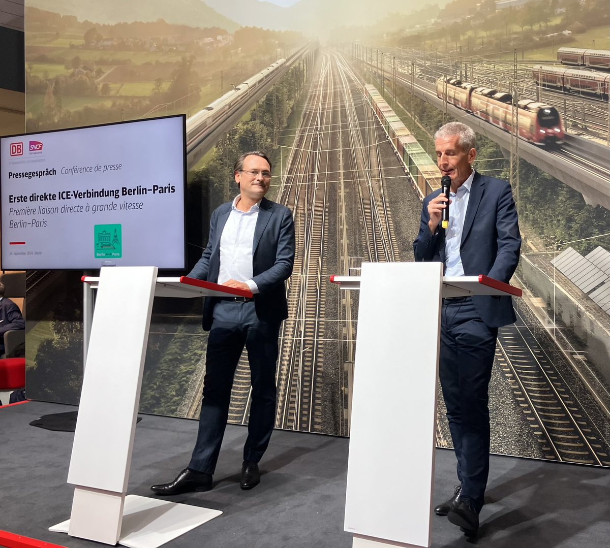 [LIVE de BERLIN] 
Avec la <a href="/DB_Presse/">Deutsche Bahn AG</a>, j’ai eu le plaisir d’annoncer notre premier train grande vitesse de jour entre Paris 🇫🇷 et Berlin 🇩🇪.
Une liaison quotidienne faisant escale à Strasbourg, Karlsruhe et Francfort, à partir de ce mois de décembre. 

Cette création de liaison