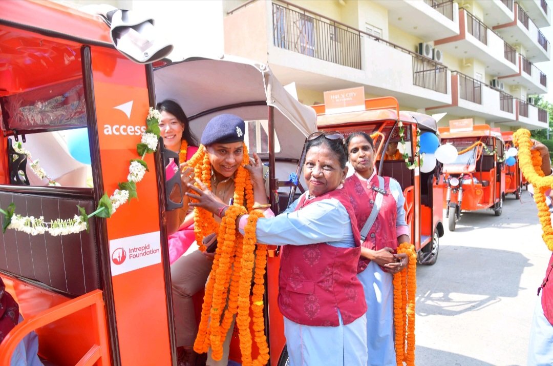 megirish2001's tweet photo. #Motivation from smart smiling women of low household income families of Varanasi and Jaipur explaining how safe and confident they feel earning through a well thought out and planned tourism opportunity by @IntrepidFdn 

It made my day bright to listen to them before getting a ride in Nirmala's beautiful & bright electric 'Holy City Rickshaw'. Also there to flag off the  community empowerment initiative in #Varanasi were government officials, distinguished invitees & happy tourists

Spreading positivity.... best wishes and God bless them all ❤️🙏