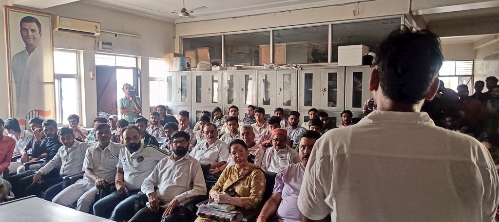 #DUSU चुनावों को लेकर  <a href="/nsui/">NSUI</a> उम्मीदवारों के समर्थन में आज रोहिणी जिला कांग्रेस कमेटी के पूर्व अध्यक्ष श्री <a href="/inderjeetinc/">Inderjeet Singh</a> के नेतृत्व में छात्रों व जिला कार्यकर्ताओं की बैठक हुई जिसमे सभी ने मिलकर <a href="/nsui/">NSUI</a> के चारों उम्मीदवारों को भारी मतों से विजयी बनाने का संकल्प लिया।