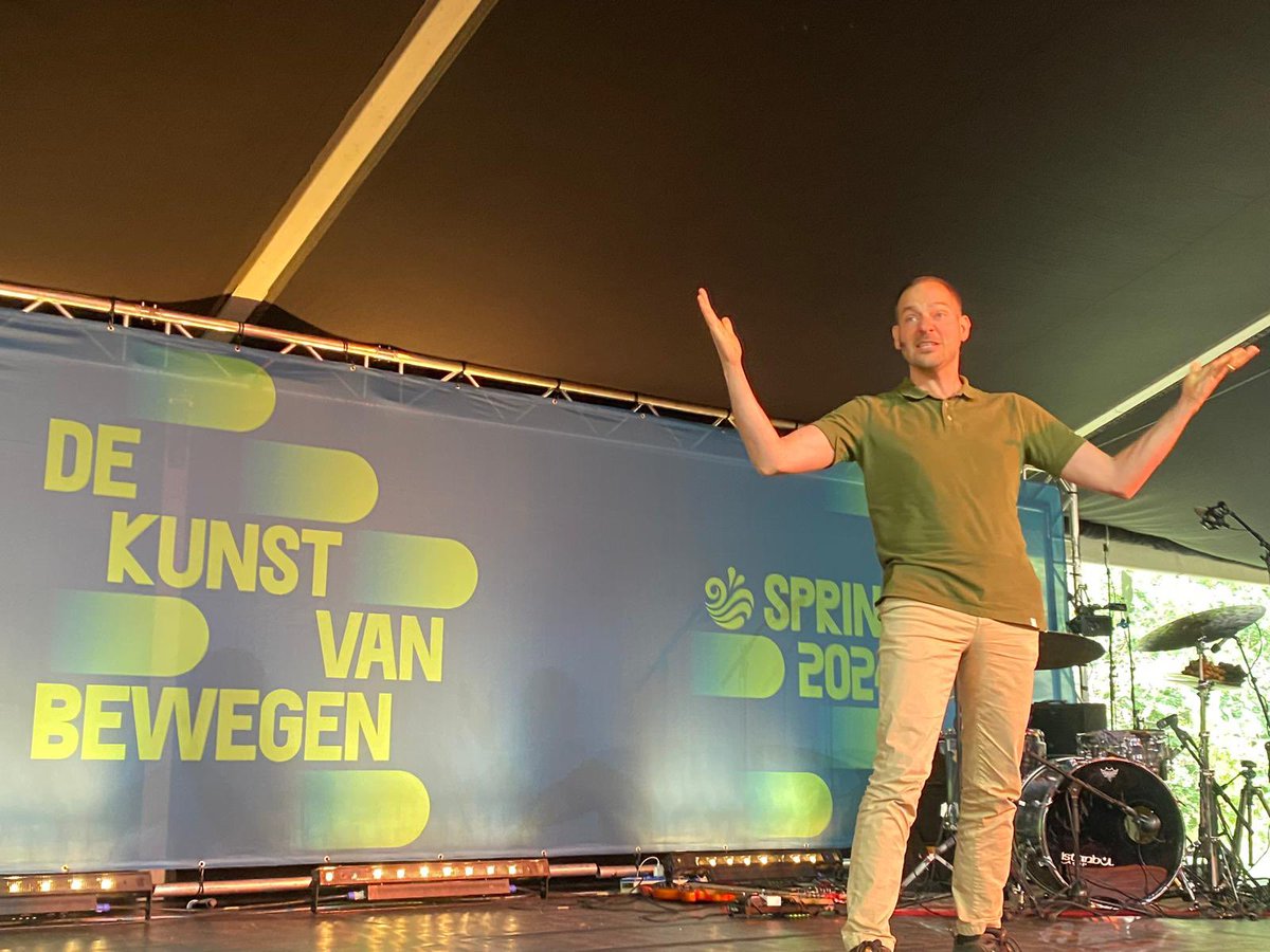 SpringtijNL's tweet photo. “Waar gaan we heen, wat kan ik doen? We zitten met een identiteitscrisis. Op zoek naar nieuwe waarden en woorden. Durf te leren en durf te zoeken wat goed en fout is, waar je voor wilt staan. Je moet het zelf doen.”
@LucasDeMan1
#durf #springtij #opening #dekunstvanbewegen https://t.co/T9RLWlV6Rw