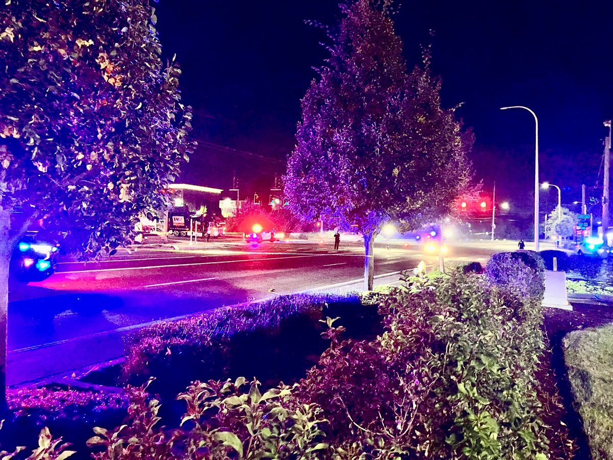 MikeKATU's tweet photo. DEADLY CRASH… @GreshamPolice have been on scene at NE 181st &amp; Sandy Blvd investigating a deadly crash since 4:30 this morning.  Sandy Blvd CLOSED between NE 181st - 185th.  Avoid the area, use Wood Village exits off I-84 to access NE Sandy Blvd.  #LiveOnK2 #pdxtraffic https://t.co/Ef3i2ZUEkF