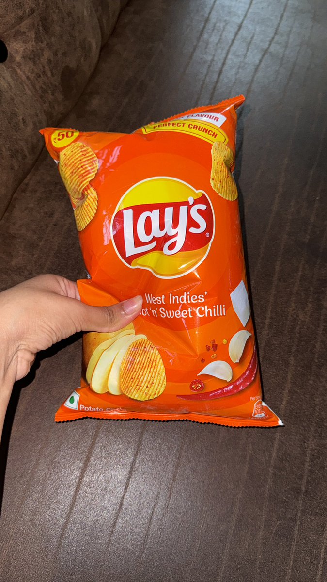 stupidsayu's tweet photo. @LAYS is the pampered single child who has never learnt sharing and would give you one piece out of the entire packet if asked to share.
80:20 air to chips ratio ??? https://t.co/0gHtmjM13H