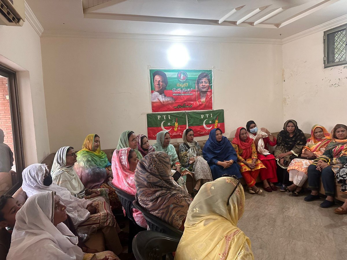 SizaNiazi's tweet photo. وومن ونگ پاکستان تحریک انصاف ویسٹ ریجن کی خواتین نے لاھور جلسے کے بعد اب راولپنڈی جلسے کے لئے بھی تیاری پکڑ لی ھے انشاءاللہ 
@KanwalMna @ayeshabhutta01 @JimmyVirkk https://t.co/7hsQ5If3Wj