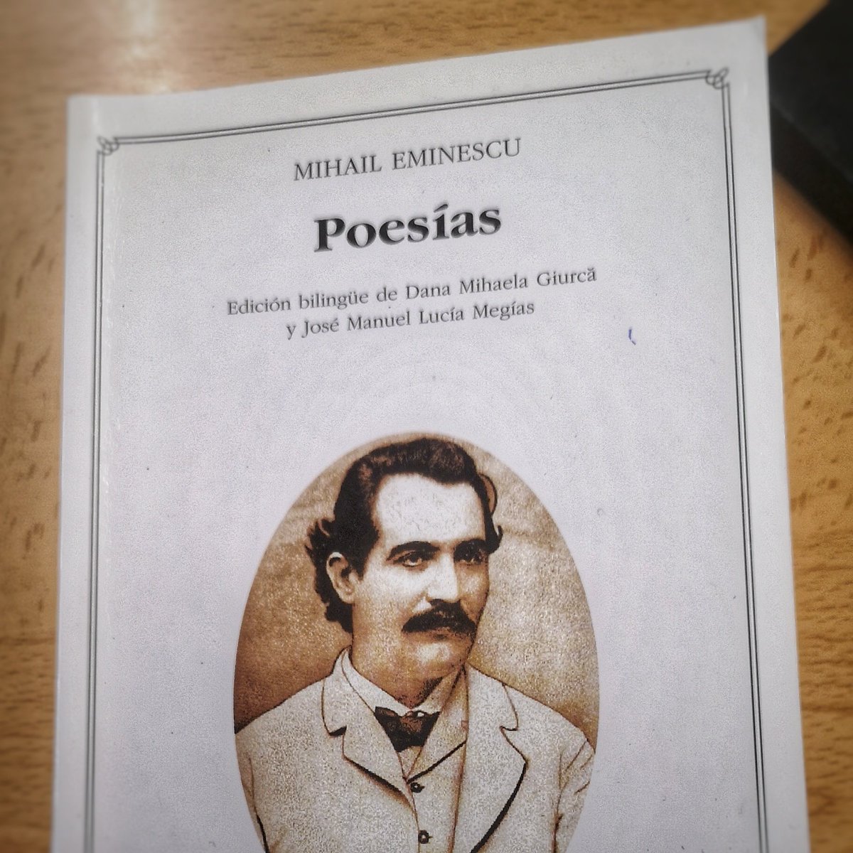 OscarCurros's tweet photo. Exposición de libros de poesía en rumano en la facultad de Filología de la Universidad de Santiago de Compostela, con motivo del Día Europeo de las Lenguas. 💙

@Europarl_ES
@ComisionEuropea
@translatores

#poesía #literatura #lengua #rumano https://t.co/0pGFiSnuCq