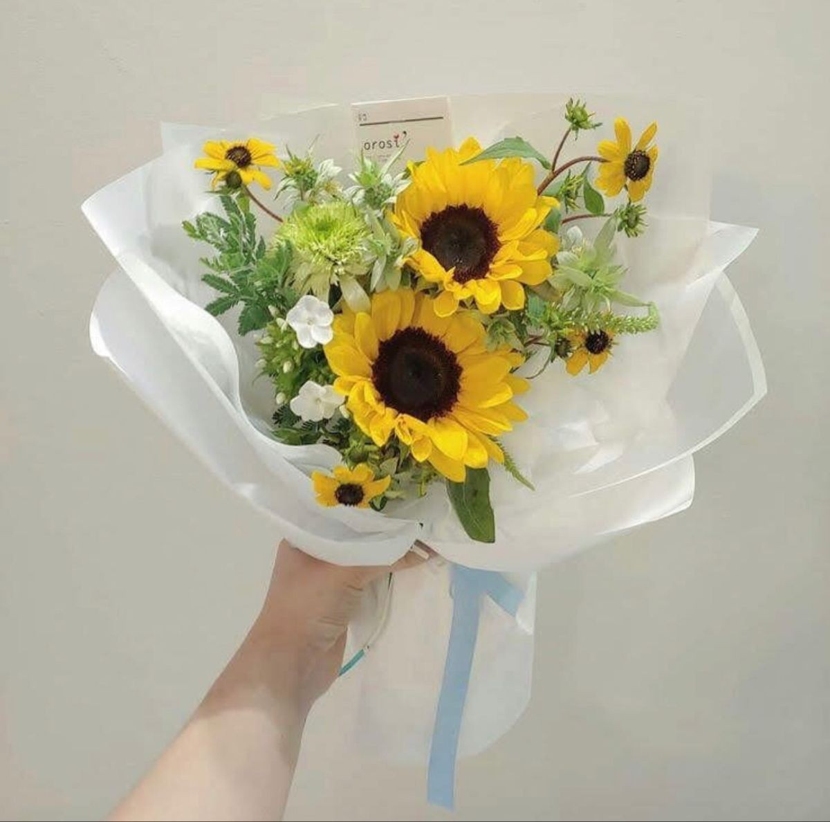 Excuse me... You get a special bouquet from someone. 💐

To: <a href="/kamarinala/">✿ KAMALA</a> 
💌: Since you have been around, I can smile a lot more than I use to. 
Order : Sunflower
Dari: A