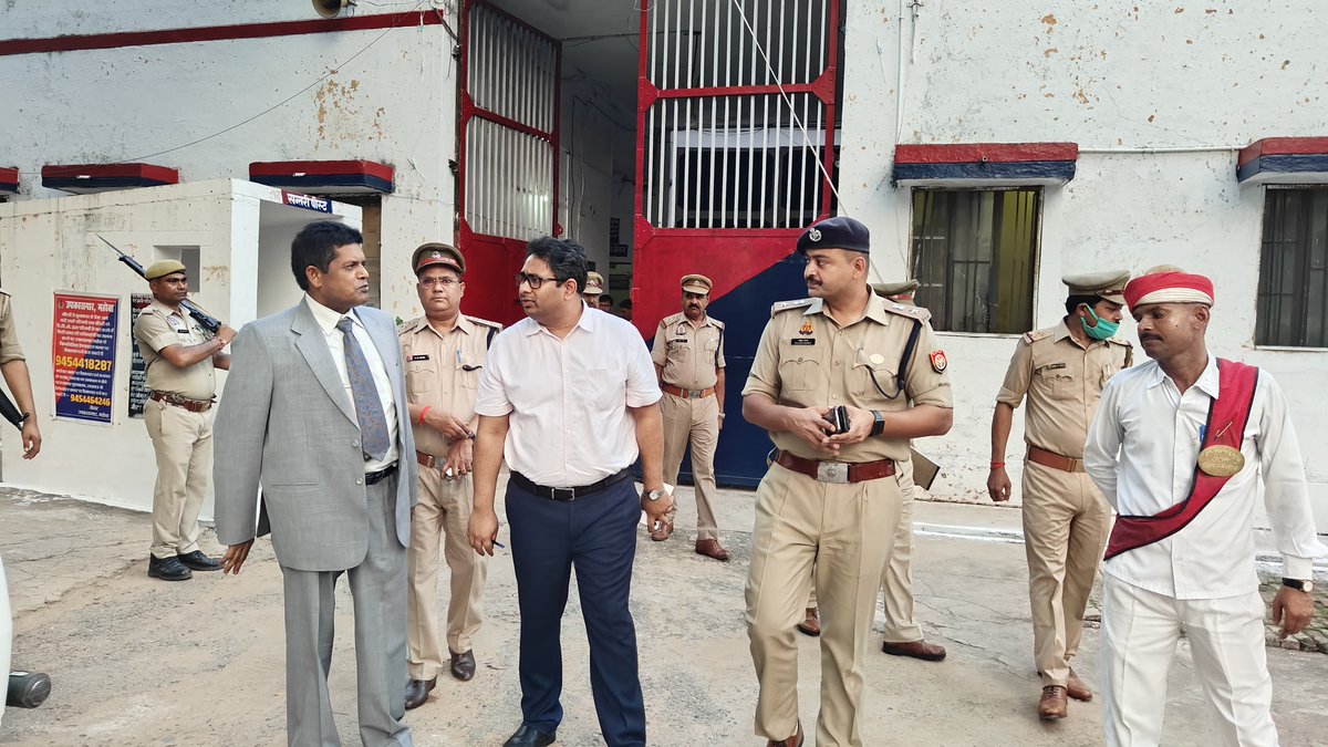 mahobapolice's tweet photo. मा0 जिला जज जे.पी. यादव, #DmMahoba व #SPMBA श्री पलाश बंसल द्वारा द्वारा संयुक्त रुप से उपकारागार महोबा का निरीक्षण किया गया, निरीक्षण के दौरान सभी व्यवस्थाओं का जायजा लेते हुए उपकारागार में निरुद्ध बंदियों के आवासीय बैरक, भोजनालय, हॉस्पिटल आदि का निरीक्षण किया गया।
🔸निरीक्षण के दौरान जेल में निरुद्ध बंदियों से वार्ता कर मूलभूत सुविधाओं के सम्बन्ध में जानकारी ली गई एवं जेल अधीक्षक को आवश्यक दिशा-निर्देश दिए गए।
#UPPolice