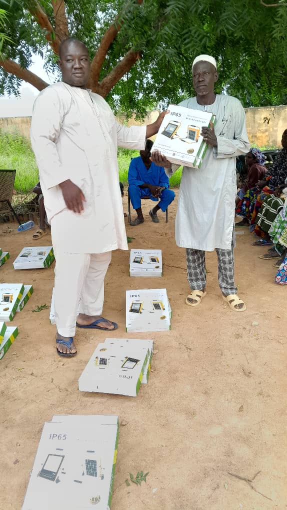 ONGImadel's tweet image. #PCRSS
Dans sa dynamique d’assistance aux communautés, #ONG_IMADEL a mené des distributions de kits solaires auprès des ménages vulnérables sur l&apos;ensemble des communes de la zone d’intervention.
@ONGImadel @SOS_SAHEL_