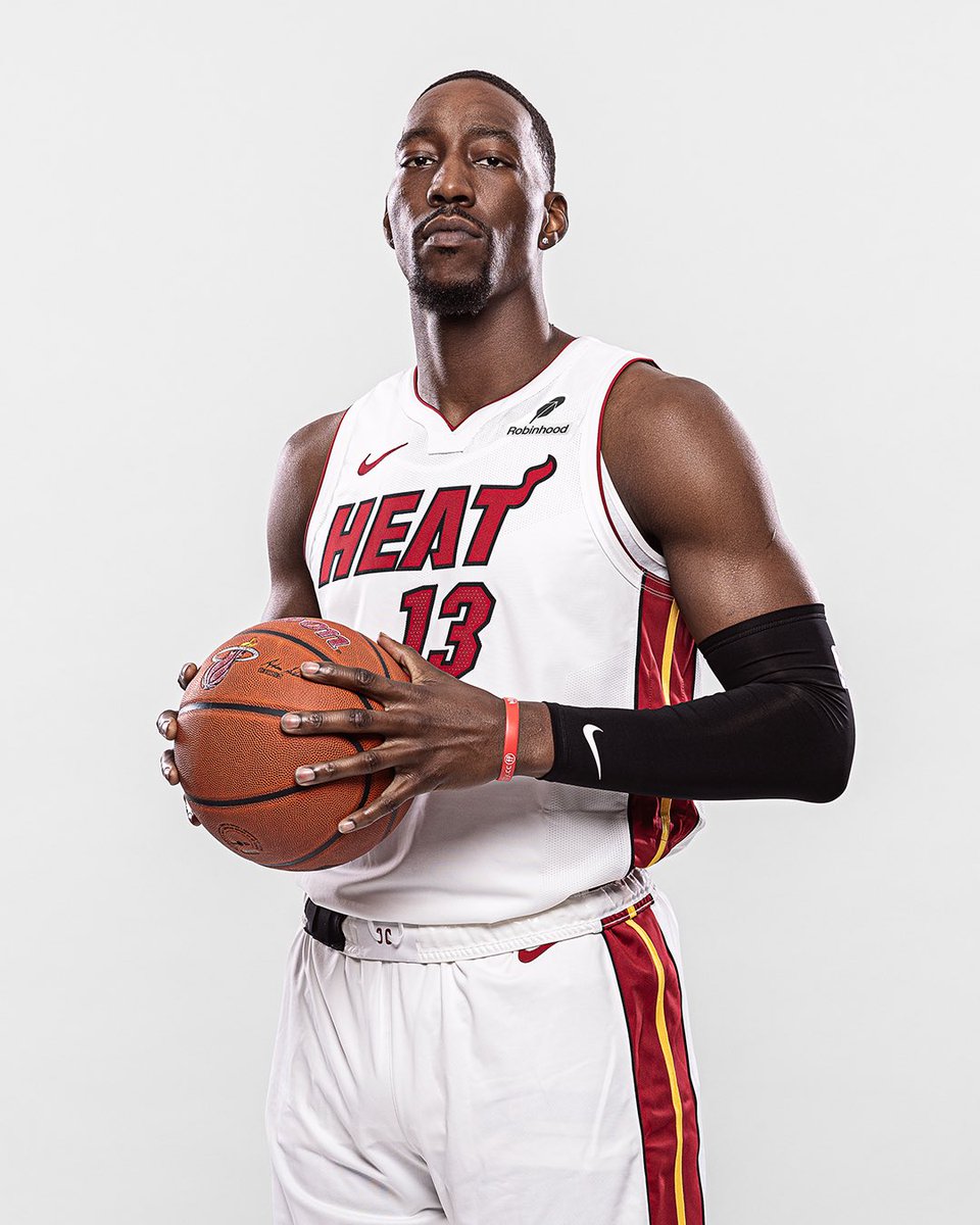 MiamiHEAT's tweet photo. Same jerseys. New partner. Still clean.
 
@MiamiHEAT // @RobinhoodApp https://t.co/ZLrnxRtLic