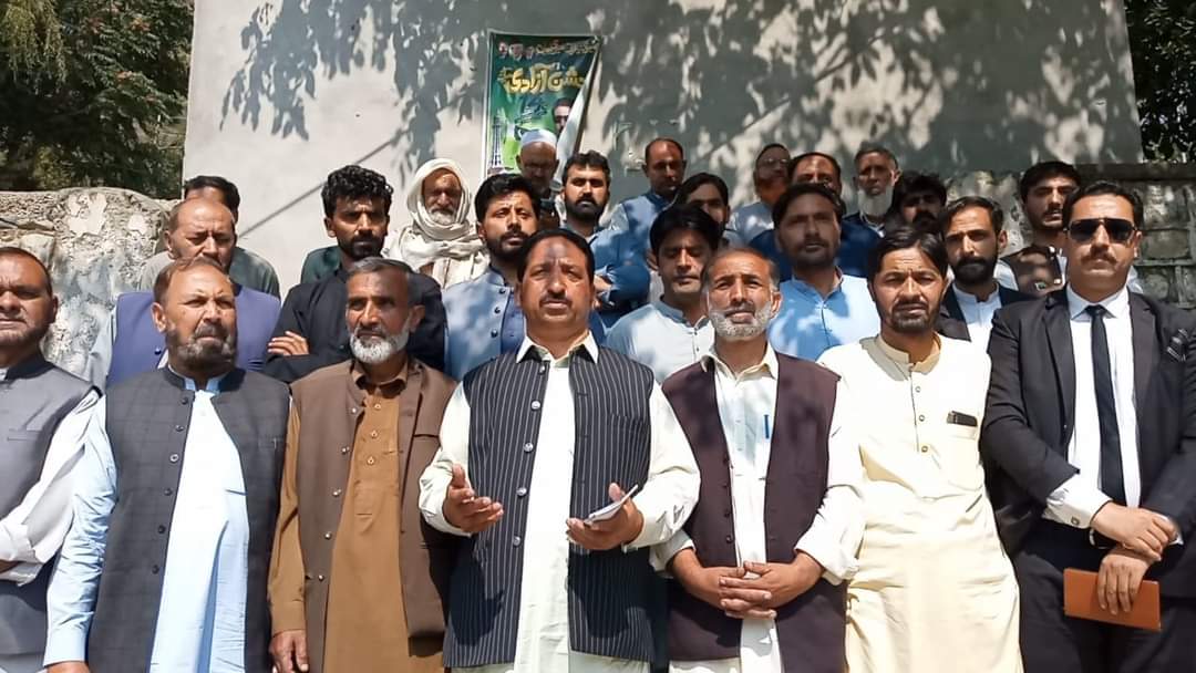 MJavedMirPPP's tweet photo. پاکستان پیپلز پارٹی آزاد کشمیر کے مرکزی سیکرٹ��ی اطلاعات نامزد امیدوار اسمبلی حلقہ لیپہ ویلی شوکت جاوید میر طویل مشاورتی اجلاس میں متفقہ طور پر کئے گئے فیصلوں کے بعد بلدیاتی اداروں کے  ممبران سمیت تمام مکاتب فکر کے زعماء کے ہمراہ  ایک اہم پر ہجوم پریس کانفرنس سے خطاب کر رہے ہیں https://t.co/169NInckeO
