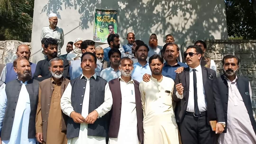 MJavedMirPPP's tweet photo. پاکستان پیپلز پارٹی آزاد کشمیر کے مرکزی سیکرٹ��ی اطلاعات نامزد امیدوار اسمبلی حلقہ لیپہ ویلی شوکت جاوید میر طویل مشاورتی اجلاس میں متفقہ طور پر کئے گئے فیصلوں کے بعد بلدیاتی اداروں کے  ممبران سمیت تمام مکاتب فکر کے زعماء کے ہمراہ  ایک اہم پر ہجوم پریس کانفرنس سے خطاب کر رہے ہیں https://t.co/169NInckeO