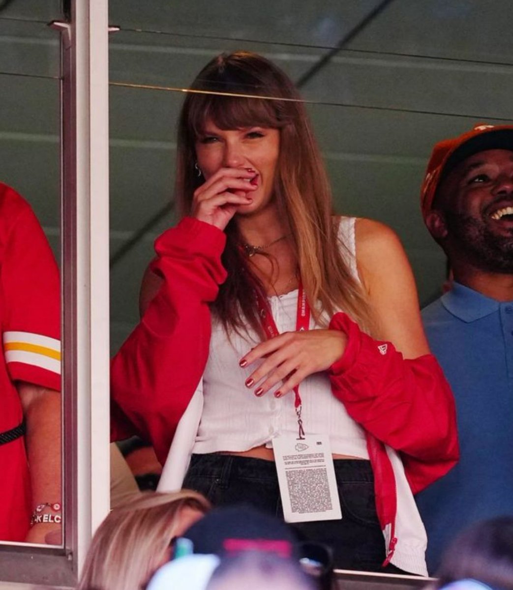 TheSwiftSociety's tweet image. Throw🔙| 1 year ago today, Taylor Swift attended a Chiefs game for the first time