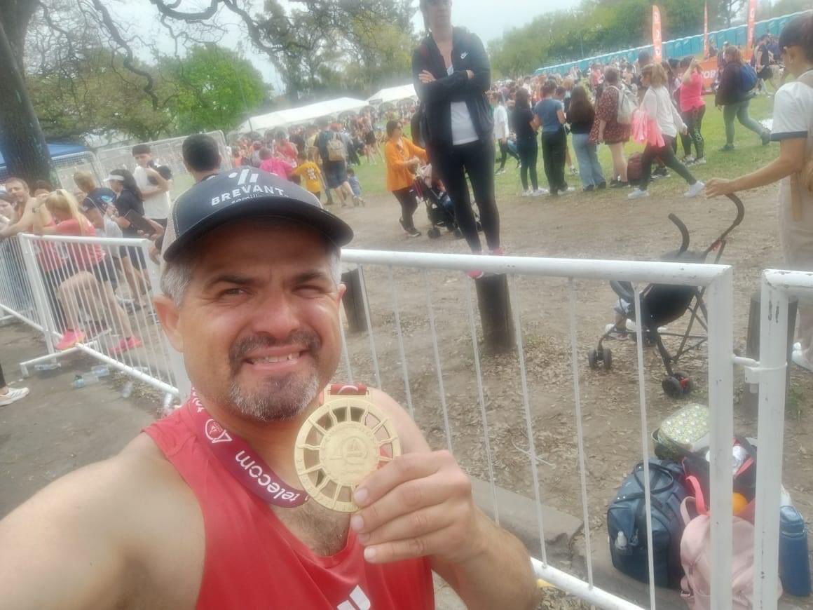 Fernandenses compitieron en la Maratón de Bs.As

Soledad Ibañez y Adrian Kairuz representaron a Fernández en la competencia Nacional.
Ibañez, metió un tiempo de 3hs y 14' minutos