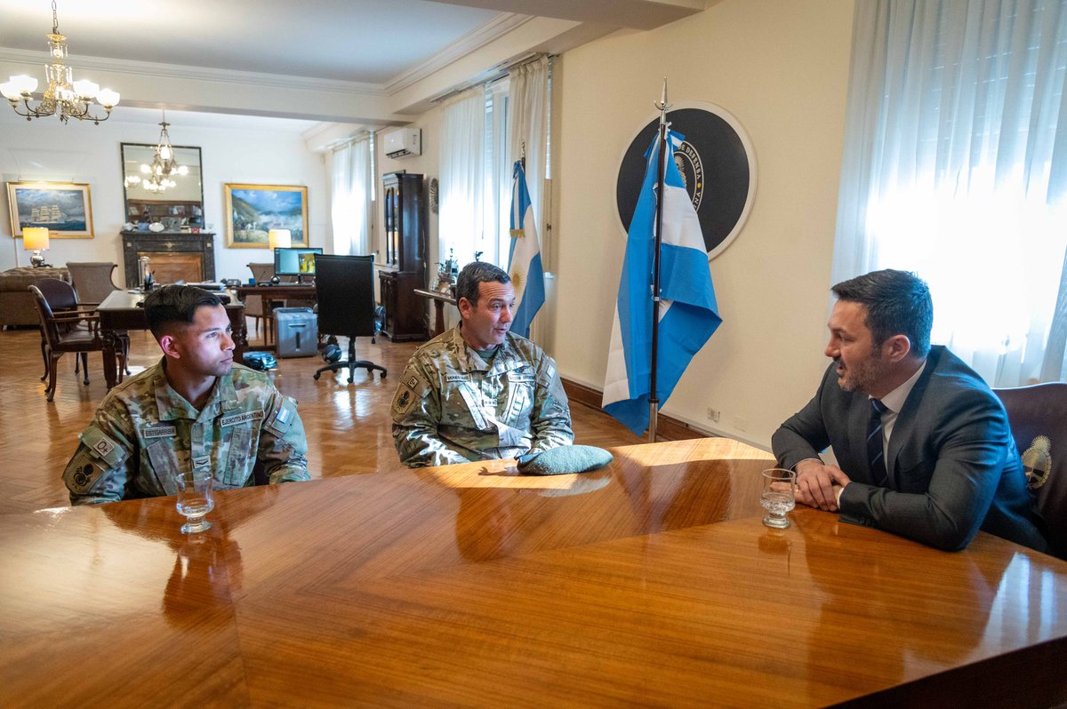 luispetri's tweet photo. Recibí al Granadero Gerardo Estigarribia y al Jefe del Regimiento, Matías Mones Ruiz, tras el injusto ataque en una nota de TV que cuestionó su labor. Felicité a Gerardo por responder con respeto, templanza y firmeza. Los argentinos sabemos muy bien el valor de nuestros @Granaderosarg: son guardianes de nuestra historia y cumplen un rol presente fundamental en el Ejército. Me llena de orgullo su trabajo y ser Ministro de un gobierno, el del Presidente @JMilei, que reconoce y valora con acciones el compromiso de nuestras Fuerzas Armadas.