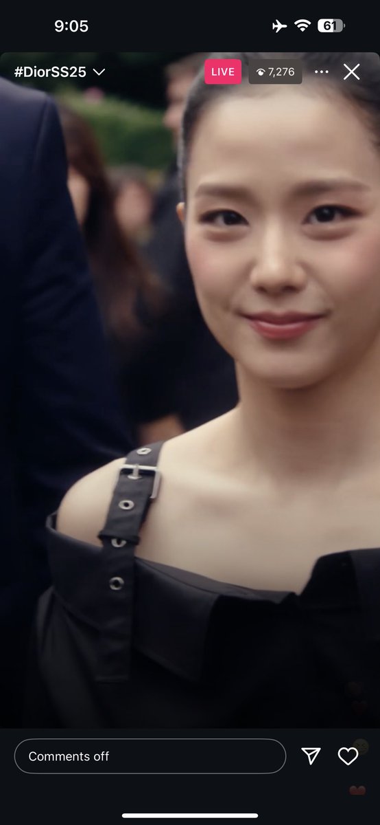 Jisoo in high pony.

LADY JISOO AT DIOR PFW 
#JISOOxDiorSS25