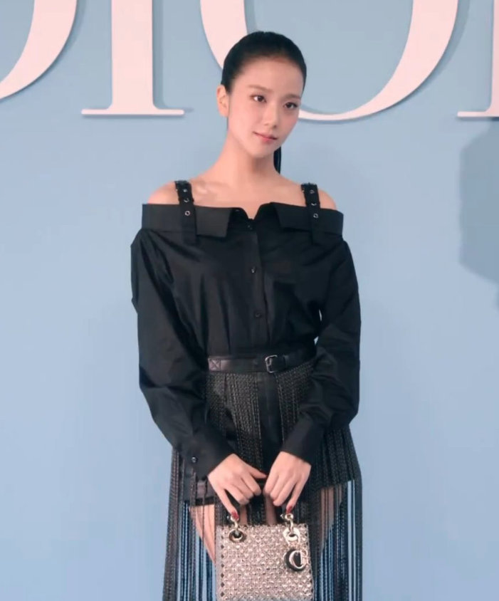 AboutMusicYT's tweet photo. BLACKPINK's Jisoo is a beauty at the Dior Fashion Week. https://t.co/FUf0GGH9fk
