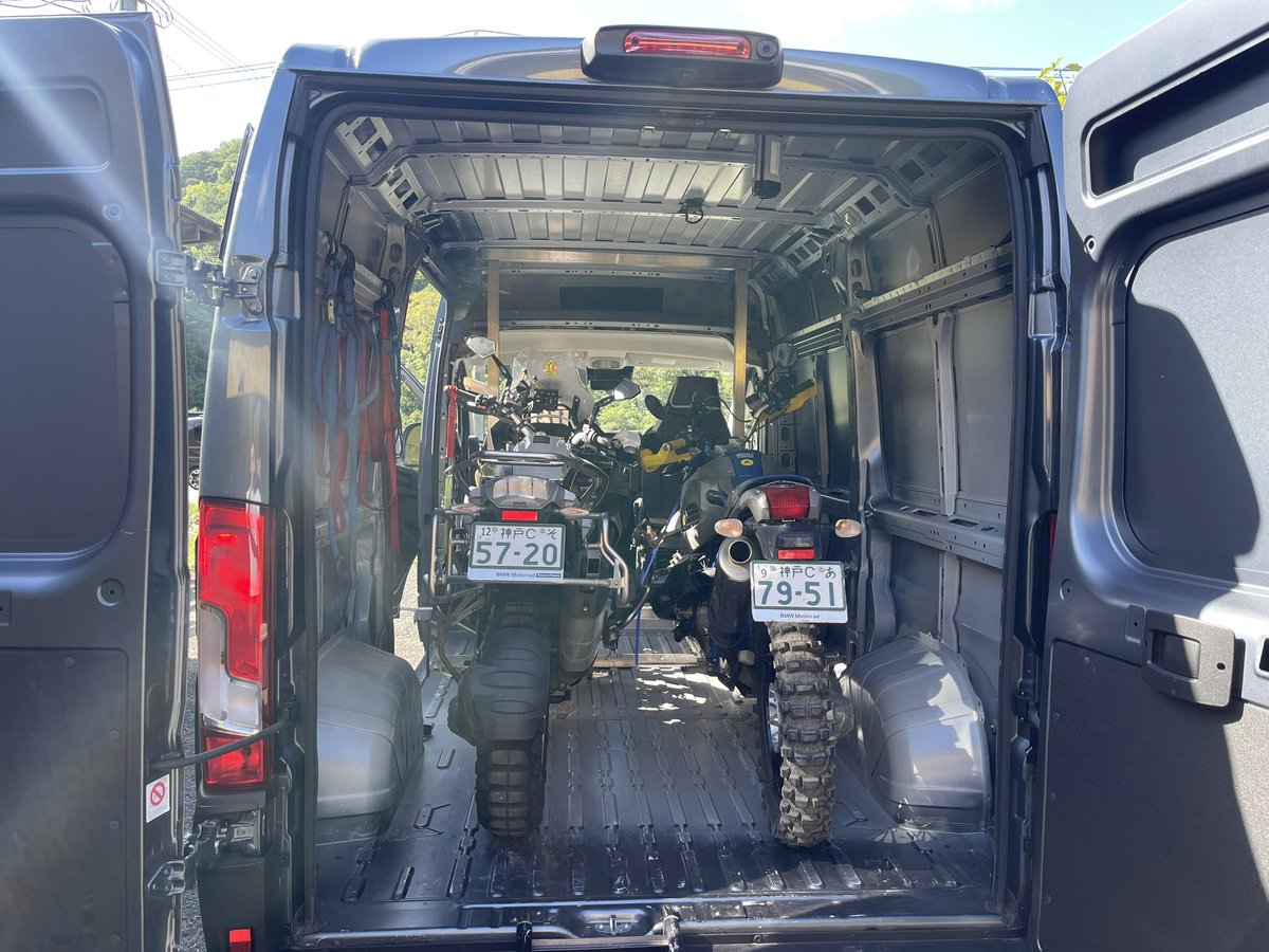 sunaotch's tweet image. デュカト用に二台積みのステーを作った
前方にスペースがあるからバイクを降ろさなくても荷物が出し入れ出来る
#デュカト
#ducato 
#HP2
#ビッゴフ2台積み