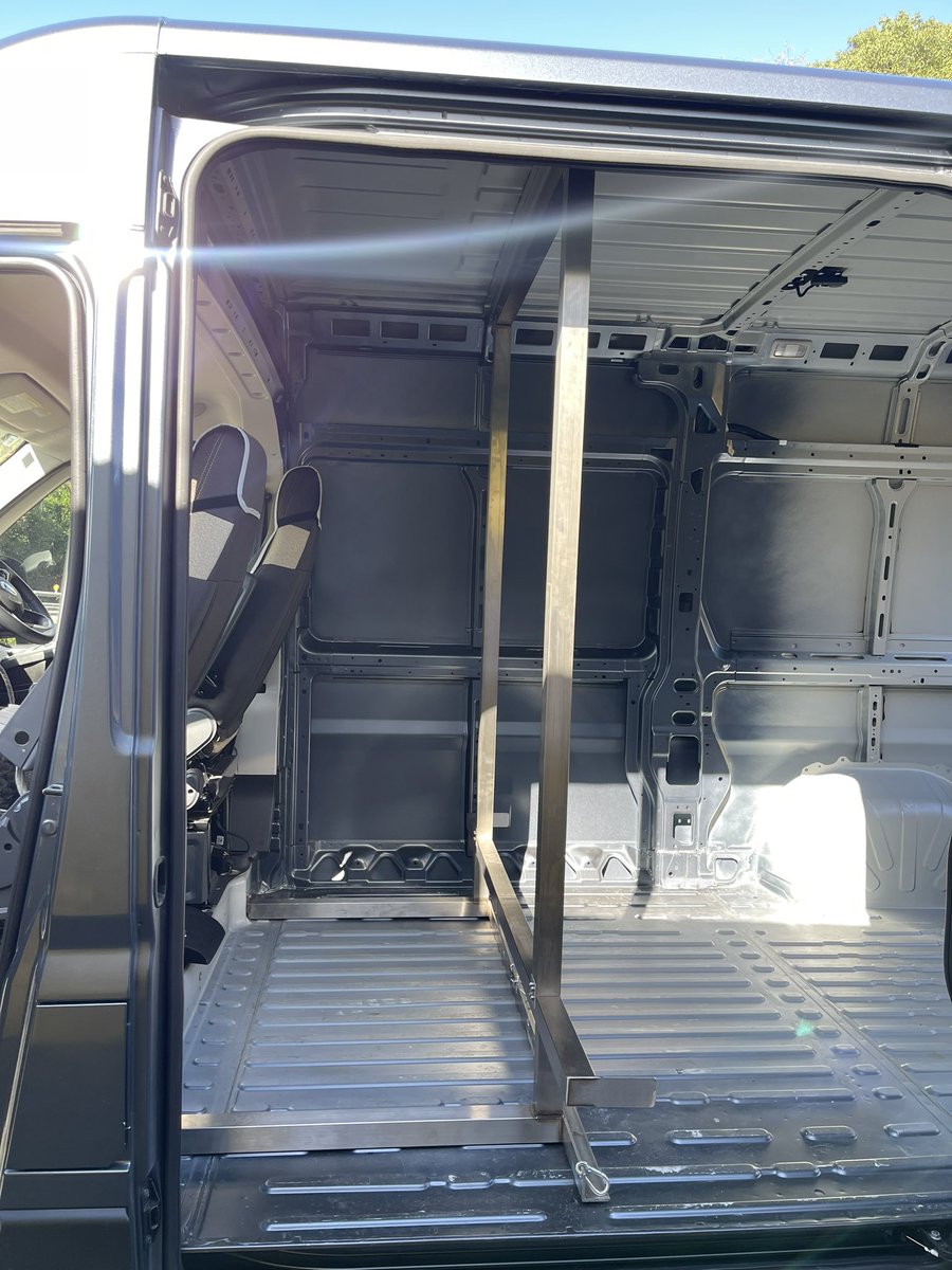 sunaotch's tweet image. デュカト用に二台積みのステーを作った
前方にスペースがあるからバイクを降ろさなくても荷物が出し入れ出来る
#デュカト
#ducato 
#HP2
#ビッゴフ2台積み