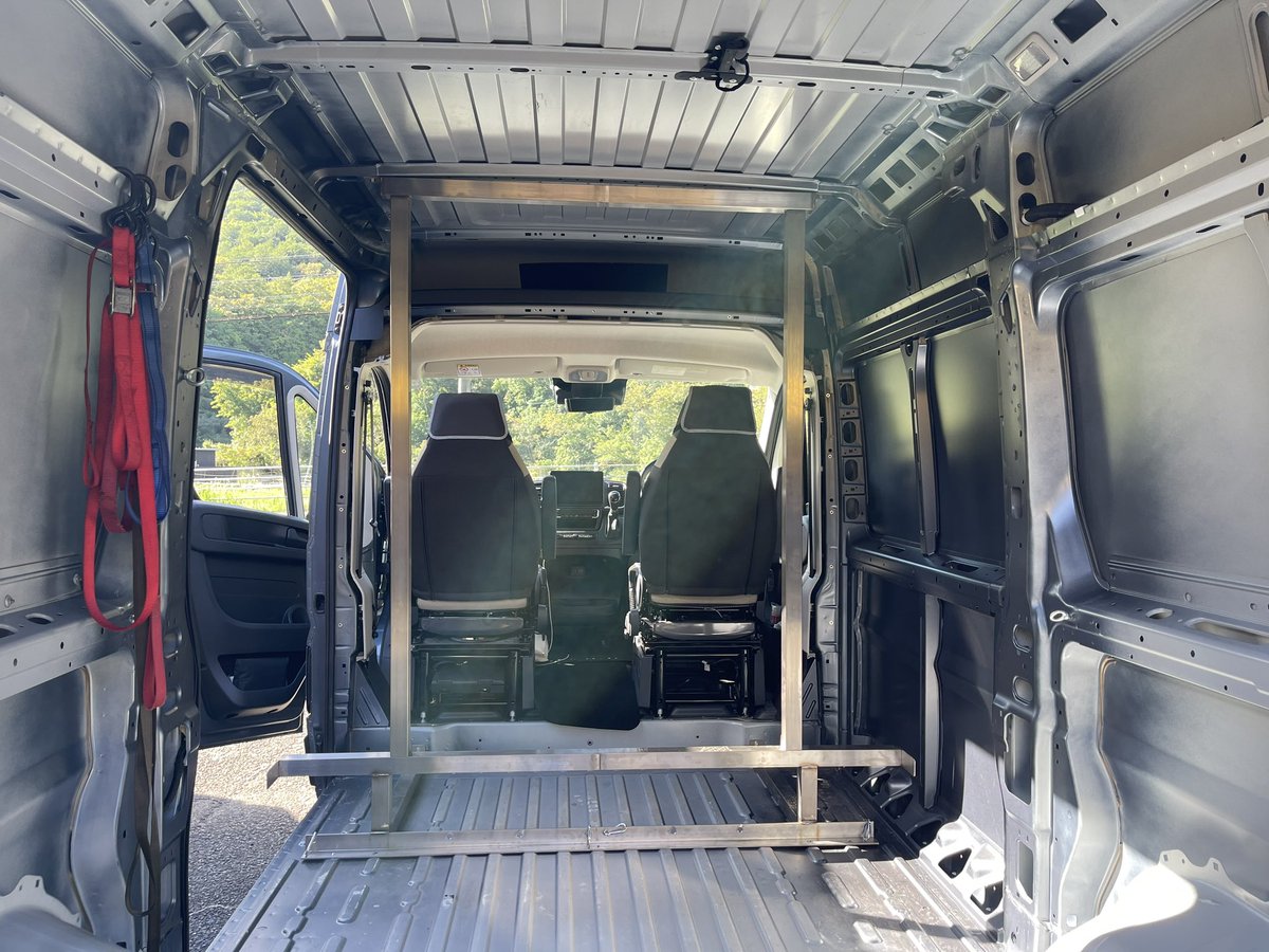 sunaotch's tweet image. デュカト用に二台積みのステーを作った
前方にスペースがあるからバイクを降ろさなくても荷物が出し入れ出来る
#デュカト
#ducato 
#HP2
#ビッゴフ2台積み