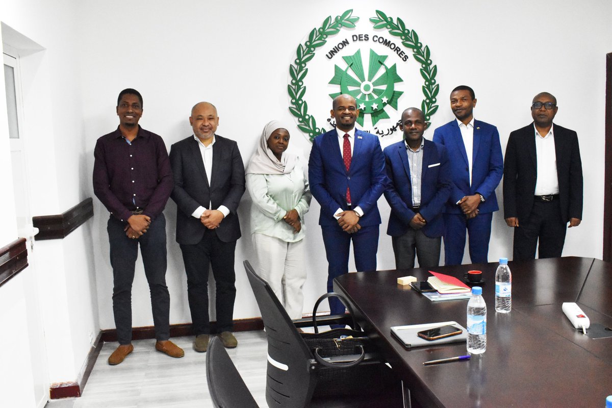 amgcomores's tweet photo. 📢 Rencontre stratégique entre le SG du Gouvernement, le SGA,le chef de pôle social et l'UGP du projet #AMG.💡Au menu : présentation détaillée du modèle de l'Assurance Maladie Généralisée 🇰🇲 visant à améliorer l'accès aux soins pour tous les Comoriens ! #SantéPourTous  #CSU #AFD https://t.co/oUTQ1KhqMd