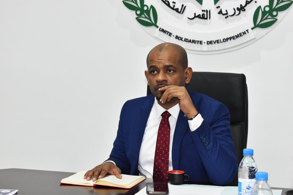 amgcomores's tweet photo. 📢 Rencontre stratégique entre le SG du Gouvernement, le SGA,le chef de pôle social et l'UGP du projet #AMG.💡Au menu : présentation détaillée du modèle de l'Assurance Maladie Généralisée 🇰🇲 visant à améliorer l'accès aux soins pour tous les Comoriens ! #SantéPourTous  #CSU #AFD https://t.co/oUTQ1KhqMd