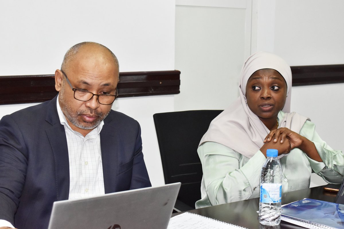 amgcomores's tweet photo. 📢 Rencontre stratégique entre le SG du Gouvernement, le SGA,le chef de pôle social et l'UGP du projet #AMG.💡Au menu : présentation détaillée du modèle de l'Assurance Maladie Généralisée 🇰🇲 visant à améliorer l'accès aux soins pour tous les Comoriens ! #SantéPourTous  #CSU #AFD https://t.co/oUTQ1KhqMd
