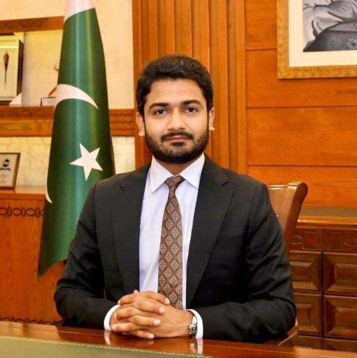 یہ ہے DC راولپنڈی حسن وقار چیمہ جس نے تحریک انصاف کو راولپنڈی کے جلسے کی اجازت دینی ہے۔ یہ DC ن لیگ کے فارم 47 کے ایم پی اے وقار چیمہ کا بیٹا ہے ۔ اس DC کی نگرانی میں راولپنڈی میں انتخابات ہوئے اور لیاقت چٹھہ کے مطابق راولپنڈی کی 13 سیٹیں جو تحریک انصاف جیتی تھی انکے نتائج بدلے