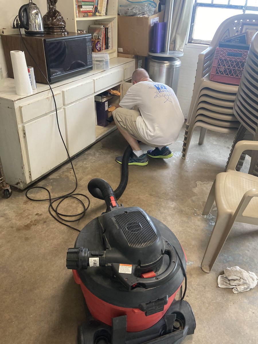 LakeGrapevineRW's tweet photo. Shout out to Jeff and @K2Runs for spending ALL afternoon yesterday cleaning the clubhouse. They washed walls, floors, shelves, cupboards, countertops, coffee cups, pint glasses, the bathroom, and more. We 💜 our #volunteers! #runningcommunity #lgraw #rungrapevine https://t.co/059YZXcgbw