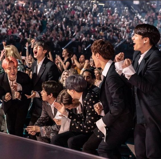 7aesthetics_'s tweet photo. there is something in this bangtan picture... https://t.co/UZqvQ5XpDA