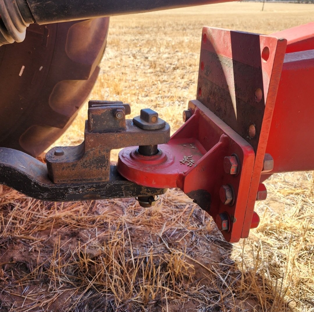 Aaron_Robinson7's tweet photo. Is this still the go-to style of implement hitch? This one's cracked, worn out and bent. 24t single axle chaser bin, flat-ish country, wheatbelt Western Australia. https://t.co/p6XDDnwbh4