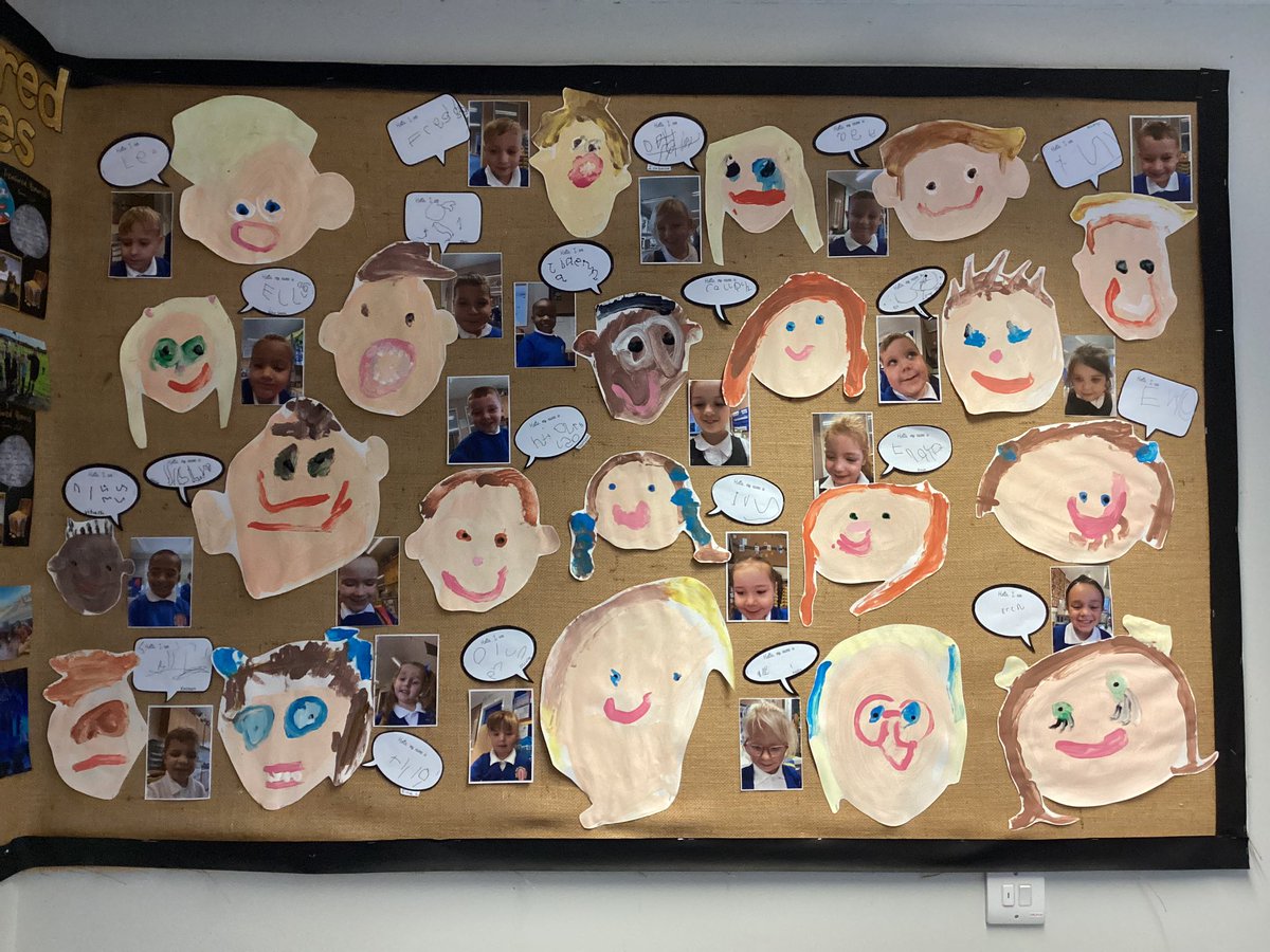 Hello, we are Class Two. Which dragonfly can you spot? 😀
We took a selfie, looked carefully and  painted what we saw.🖌️🎨