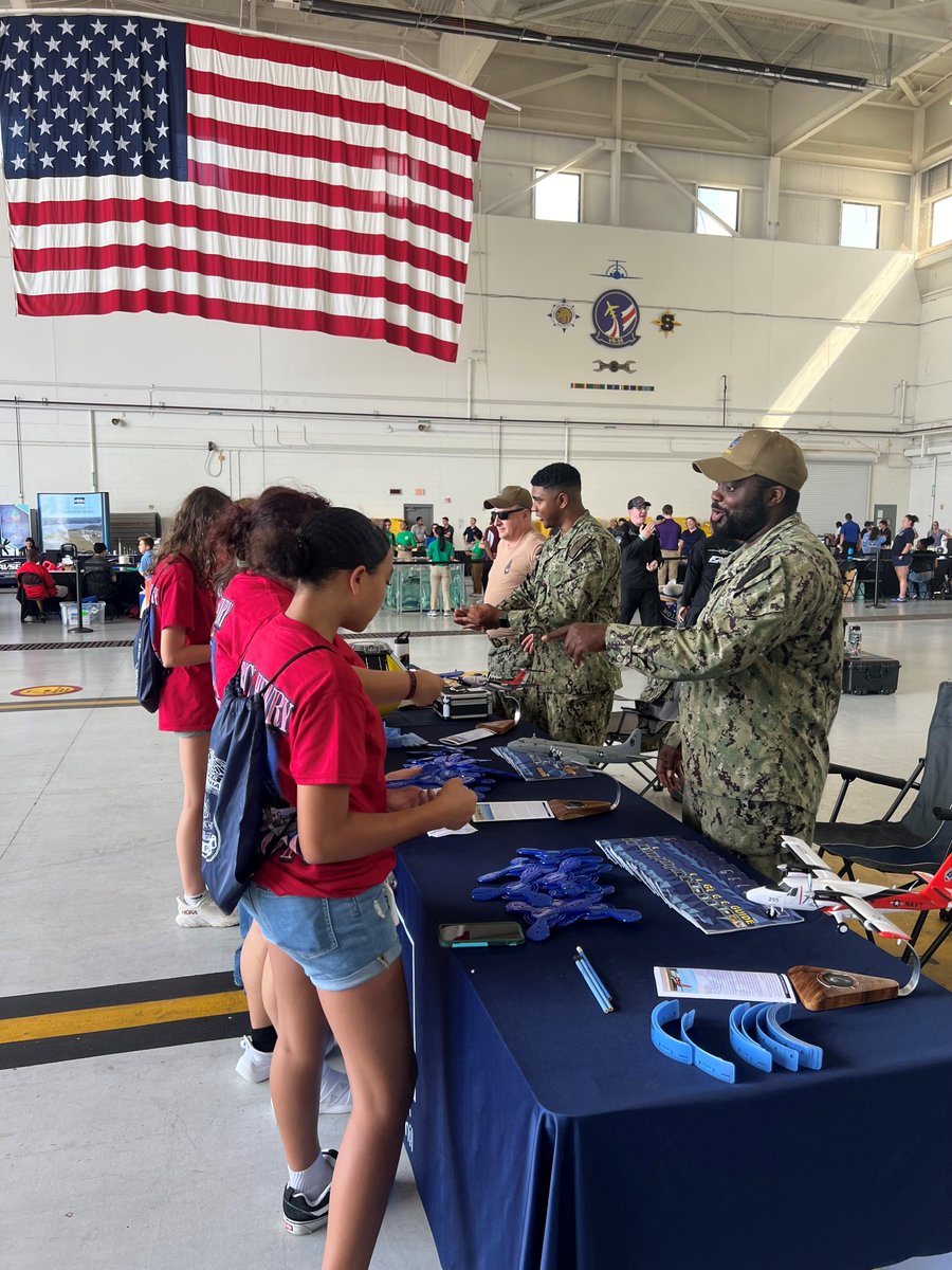 USNRL's tweet image. VXS-1 Warlocks soar high at NAS Oceana Air Show! ✈️ Thousands of visitors got a glimpse of our P-3 Orion and learned about our cutting-edge tech. 

#NASOceana #VXS1 #Warlocks #NavalSTEM
@USNavy @DeptofDefense @USMC