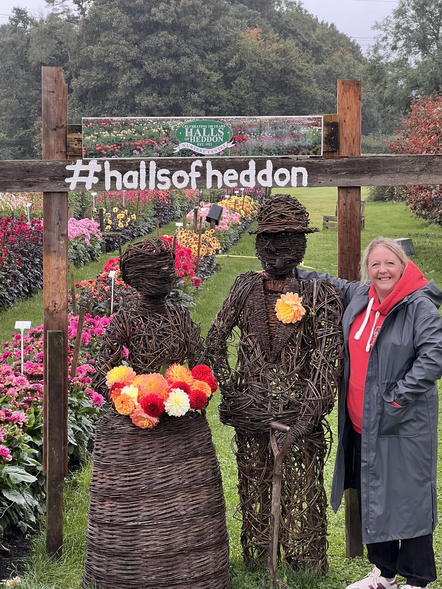 TheJSheppard's tweet photo. Whistle stop tour to #hallsofheddon Great display given the time of year and wet conditions. Plenty of #peatfree compost on offer too. https://t.co/hE0Yy6y3Qz