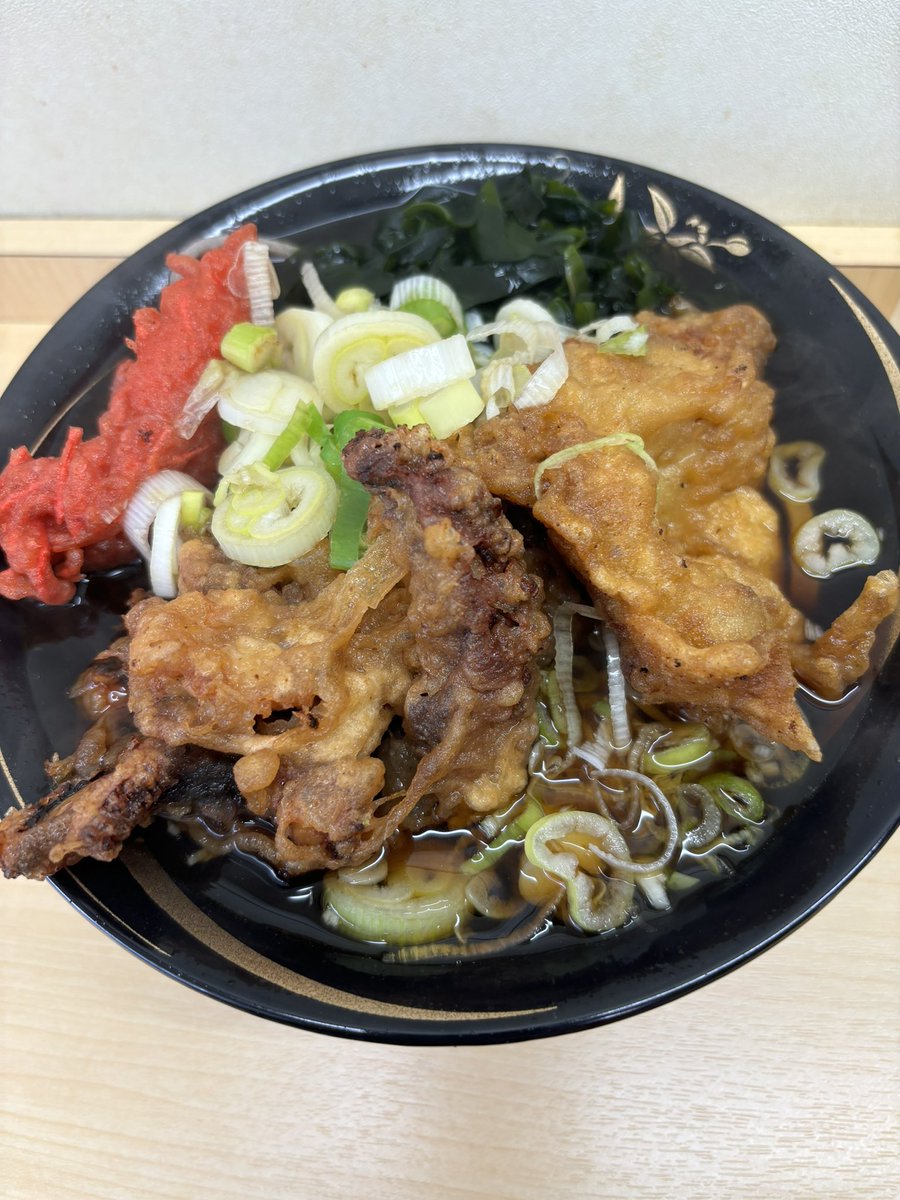 notone7010's tweet photo. 八丁堀の立ち食いそば食べてから1時間半後になぜかオムライス食べる流れになってしまった。どっちも名店。腹パン。#そばのスエヒロ　#資生堂パーラー https://t.co/nw4TfZ5JYK