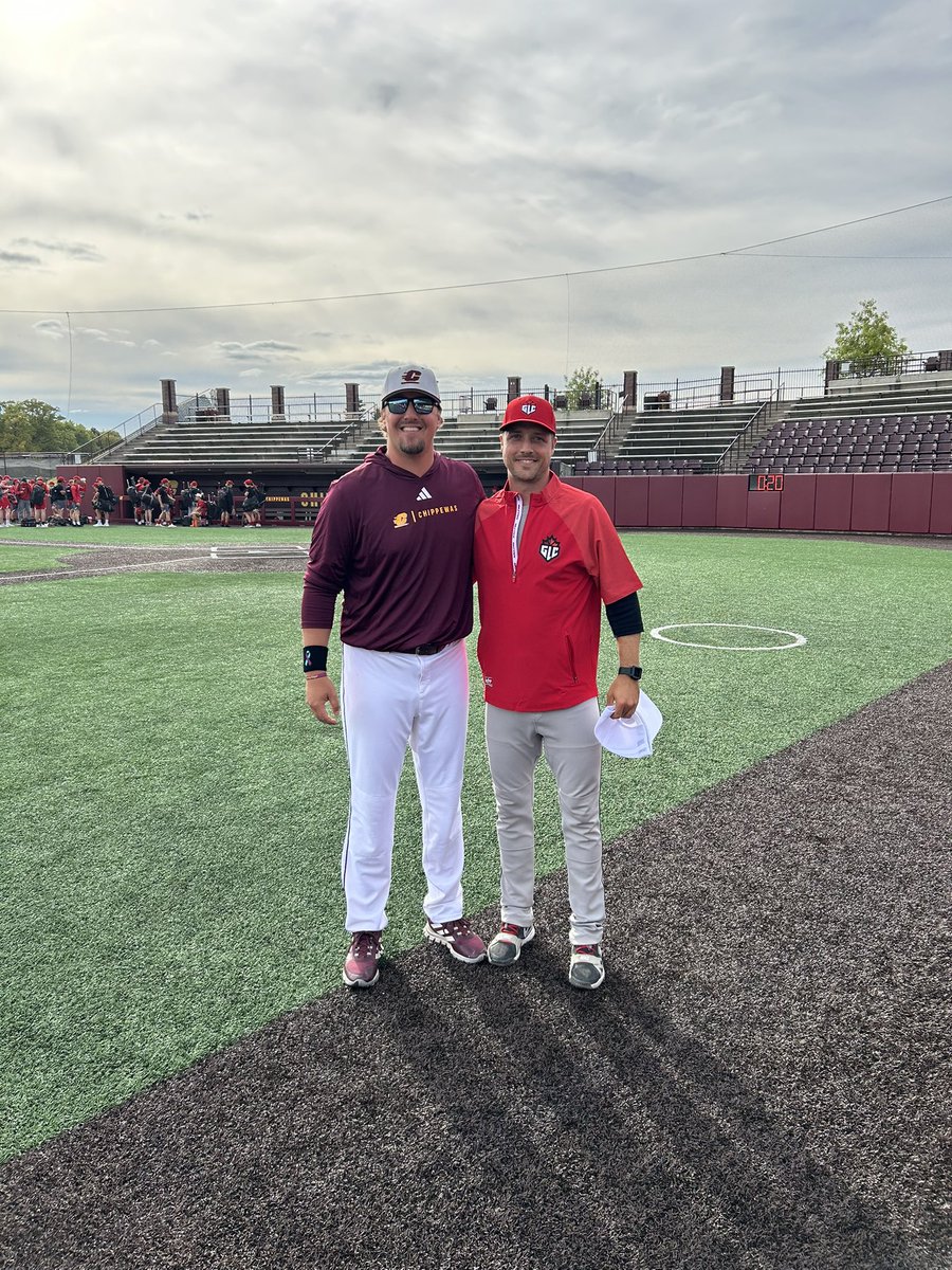 jSabe11's tweet image. It was great to have a former Chippewa teammate -Jeff Helps- back on campus with his organization @GLCanadians to scrimmage our guys yesterday. 

Jeff was a great player and even better teammate 👊🏻

Fire Up Chips 🔥 ⬆️ 

@JHelps2 @cmualumni