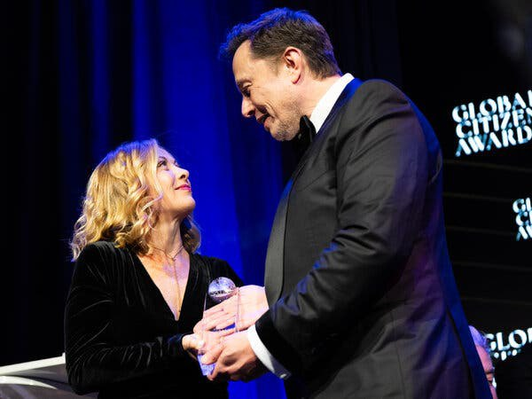 GuidoSailor65's tweet photo. @LaVeritaWeb @TaralloCarlo #musk: "Più bella dentro che fuori".
Alla #stracciarola piace farsi prendere per il cubo. https://t.co/5c5bzQE8Ei