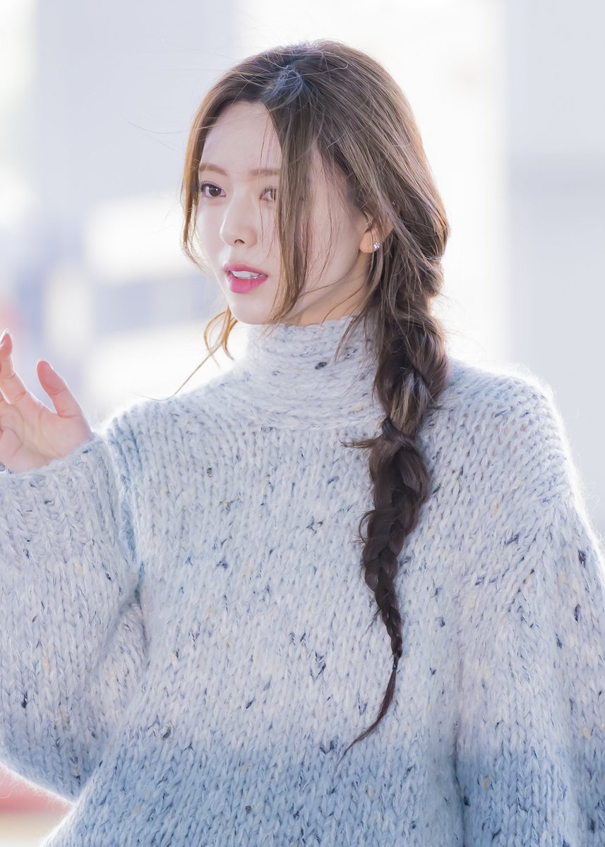 ON MY WAY TO GO HOME BUT STOPPED SO I CAN DROP TAGS FOR YUNA 
SO MIDZY DROP TAGS FOR YUNA PLEASE 🥺 

GANNI GIRL YUNA
#YunaXPFW24 
#ParisFashionWeek #GANNI 
<a href="/ITZYofficial/">ITZY</a>