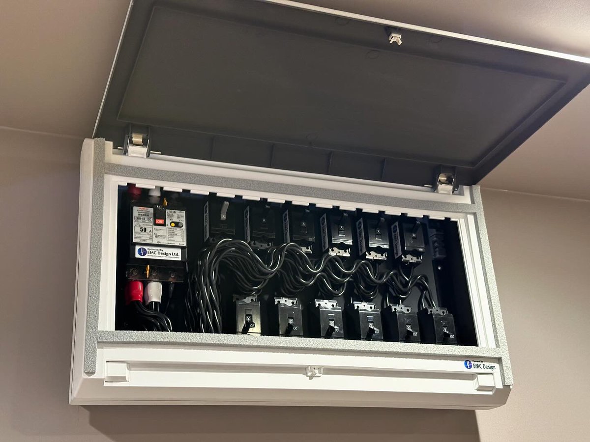emc_hiroshi's tweet photo. 「タクトシュトック」
https://t.co/vdWMw0cR9w
新デモルームにてEMC電源工事。
この新築空間のオーディオ電源一式を、社長の庵氏に任せていただきました。
取材や撮影が多く予定されているので、皆様の目にも留まることがあると思います。
#オーディオ
#タクトシュトック
#taktstock
#escart
#emc設計 https://t.co/om2BysJ6kJ