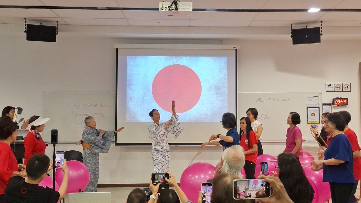 #SUSSActiveAgeing: 👵 At the SUSS Age Well Fireside Chat, lively performances energized the crowd, uniting cultures. Masako Wakamiya, 89, inspired with her journey of lifelong learning, tech innovation, and active aging. Discover more highlights here: suss.to/4gztC2O