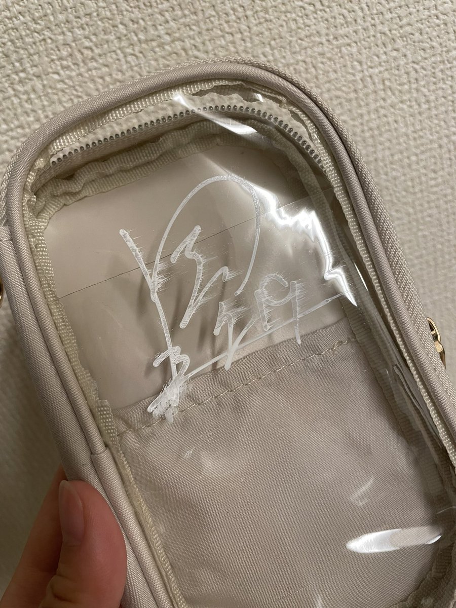 興奮しすぎてサイン擦れちゃったのも良い思い出かな😂？
これにアクスタ入れて持ち運びます！
今日写真撮ったり応援してくれた皆さん、ありがとうございます☺️🫶