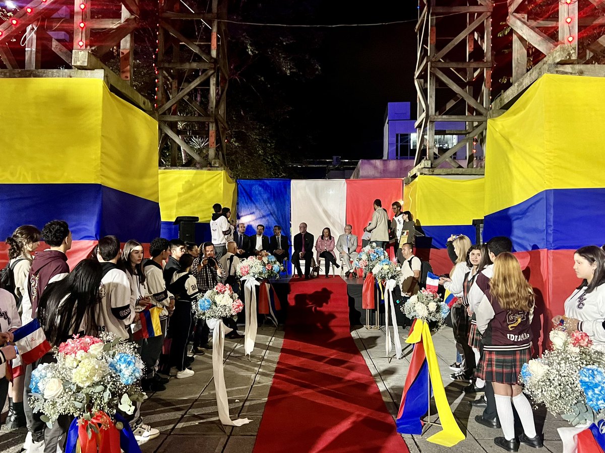 SylvainItte's tweet photo. Anoche dimos inicio a la Semana de #FranciaEnColombia🇫🇷🤝🇨🇴 desde una ciudad que me cautivó.
Con la #TorreDelCable vestida de Francia dimos apertura a esta celebración de amistad.
¡Gracias #Manizales por este increíble recibimiento! Tengan la certeza de que no lo olvidaré. https://t.co/5capsbkXiR