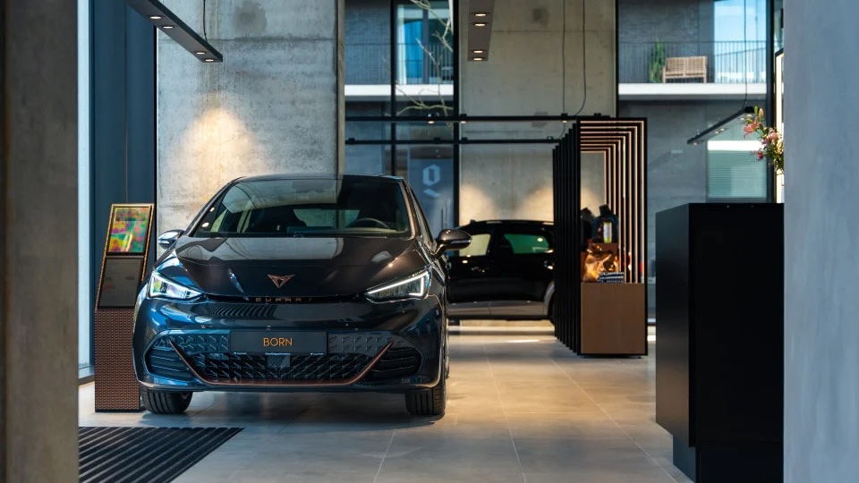 𝗩𝗮𝗻 𝗠𝗼𝘀𝘀𝗲𝗹 𝗼𝗽𝗲𝗻𝘁 𝗯𝗶𝗻𝗻𝗲𝗻𝗸𝗼𝗿𝘁 𝗖𝗨𝗣𝗥𝗔 𝗚𝗮𝗿𝗮𝗴𝗲 𝗧𝗶𝗹𝗯𝘂𝗿𝗴
Naast de verkoop van nieuwe en jong-gebruikte modellen wordt de CUPRA Garage Tilburg voor CUPRA-rijders tevens hét adres voor service, onderhoud en reparatie. 
🌐 vanmossel.nl/nieuws/van-mos…