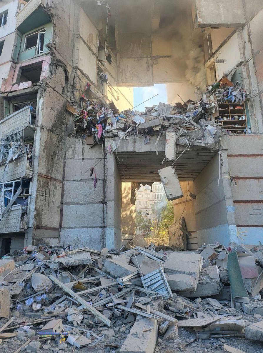 den_kazansky's tweet photo. In Kharkiv Russian army dropped air bomb on a multi-story building again 

Part of the building  was destroyed. At least 3 dead. People are under the rubble

With such terror, Putin is forcing Ukraine to capitulate https://t.co/oyVdR3VGwj