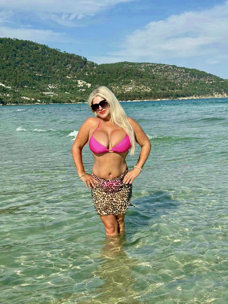 LatinaGoddessFD's tweet photo. Full on Vacation mode 😈🥰
Which beta wants to come rub My cream in???

#mistresskrystal #krystalgoddessfd #yesmisskrystal #boobslave
#findom #bigtitworship #bigboobs #blondeDomme https://t.co/vO5FAl5mM3