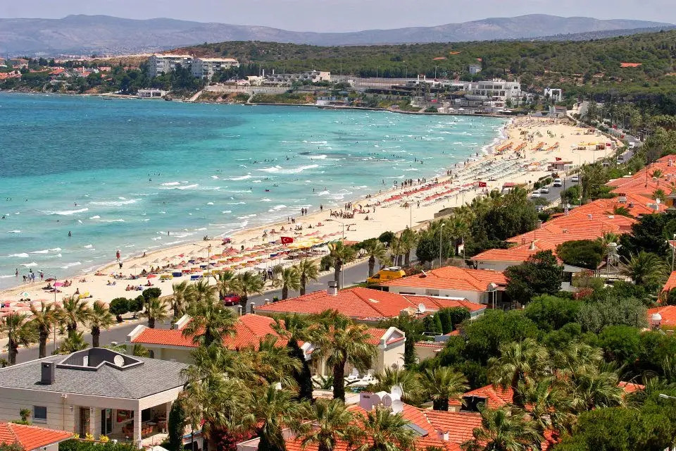 fehmimertgonul's tweet photo. Çeşme’nin kısa vadeli ve kolayca uygulanabilecek diğer bir planı da başta Ilıca plajı olmak üzere halk plajlarındaki kaosun düzeltilmesidir.  Tüm plajlar halkındır ama renk cümbüşü algida-kol- karpuz-efes kasası- market şişme lastik simit değildir Çeşme.  Çirkin görüntüleri engellemek eğitimle olur o da biraz uzun sürmekte maalesef.! Bu görüntüler için minimalist sade tek tip krem renk şemsiye ve bu şemsiyenin tıpkı kiralık bisiklet gibi plaja gelenlere ücretsiz sadece kimlikle kiralanması- dağıtılması bir düzenin bir disiplinin olması güzel olur diye düşünüyorum. Bu tip uygulamalara sponsor olmak isteyen devasa şirketler olacağı aşikârdır. Tek tip gizli bir marka amblemi ile. 

#çeşme #turizm #fuar #fehmimertgönül