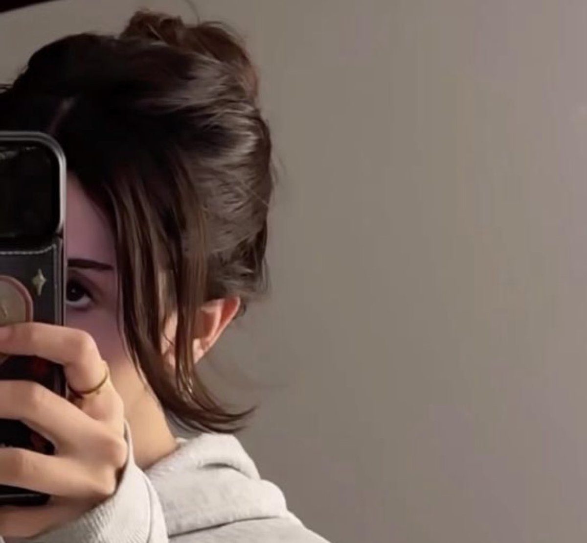 اذا كان الرجل عسل
ماذا تكون المرأة !؟😂