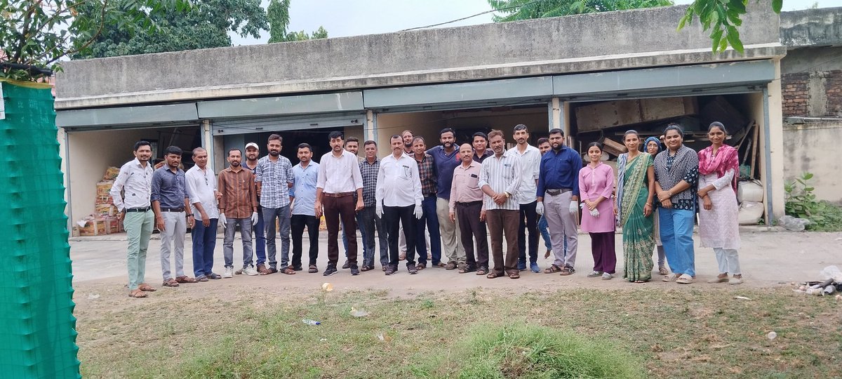 આજરોજ સ્વચ્છતા હી સેવા 2024 અભિયાન અંતર્ગત તાલુકા પંચાયત કચેરી દ્વારા સફાઈની રાષ્ટ્રીય કામગીરીમાં *શ્રમદાન* આપવા બદલ તમામ સફાઈ કર્મીઓ સહિતને અભિનંદન અને તાલુકા વિકાસ અધિકારીશ્રી દ્વારા સફાઇ મિત્રનું સન્માન કરવામાં આવ્યું.
#SHSGujarat2024