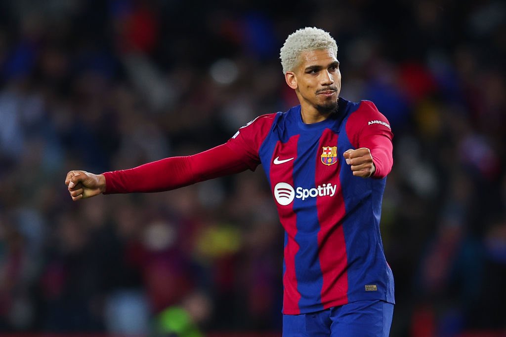 🚨🇺🇾 Hansi Flick on Araujo: “He’s doing very well”.

“We don't know yet when he will be back. When he enters the locker room everything goes dark, he is huge. It is fantastic to have him”.