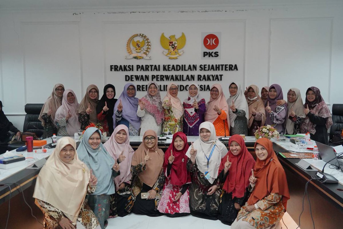 FPKSDPRRI's tweet photo. Fraksi PKS DPR RI menerima kunjungan aspirasi dari Dewan Pimpinan Cabang (DPC) Bekasi Timur dan Rawa Lumbu, Kota Bekasi di Ruang Rapat Fraksi PKS, Kompleks Parlemen, Senayan, Jakarta, pada Selasa (24/09/2024).

#fraksipksdprri 
#PKSpembelaRakyat 
#PKS https://t.co/Zvdwj3suUI