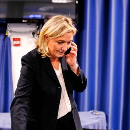 - Ouais Michel c'est encore Marine dis moi c'est quoi cette cravate bleu pastel que tu portes aujourd'hui on avait dit exclusivement du bleu roi tu cherches la merde Michel ou quoi ?